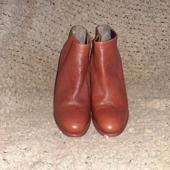 HOSS INTROPIA-ANTHROPOLOGIE-Mahogany Leather-Curved Heel Booties-Sz 39-Excellent - Picture 3 of 7